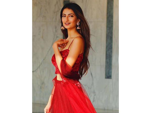 shweta-tiwari-daughter-palak-looks-smoking-hot-red-lehnga