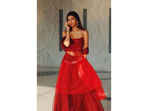 shweta-tiwari-daughter-palak-looks-smoking-hot-red-lehnga