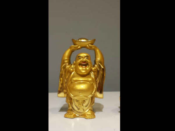 दोनों हाथ ऊपर किए हुए लाफिंग बुद्धा