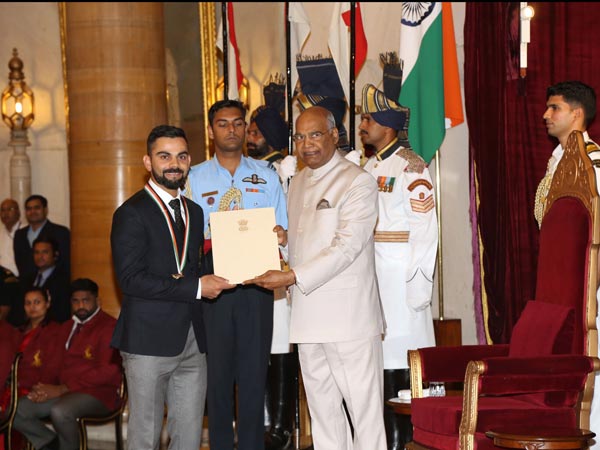 virat-kohli-anushka-sharma-look-national-sports-awards-2018