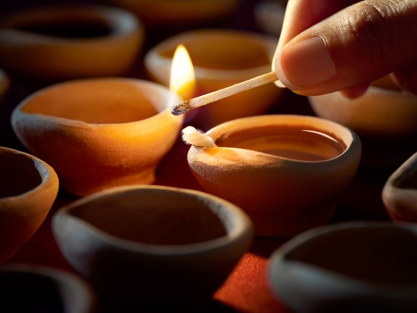 दीपदान करना होता है शुभ दीपदान करना होता है शुभ