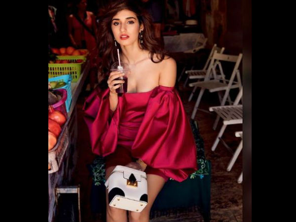 दूसरे लुक में 