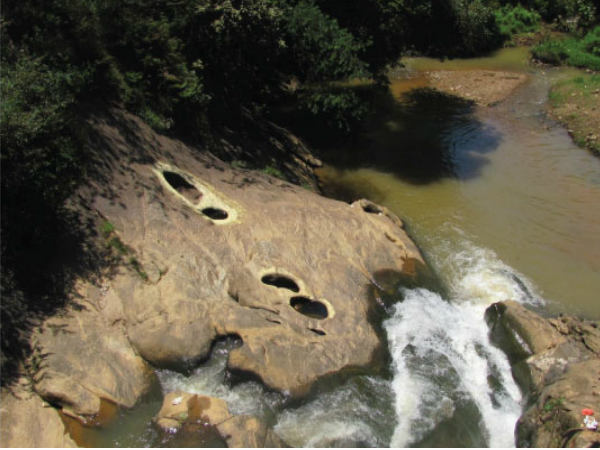 मिले भगवान हनुमान के पैरो के निशान भी 