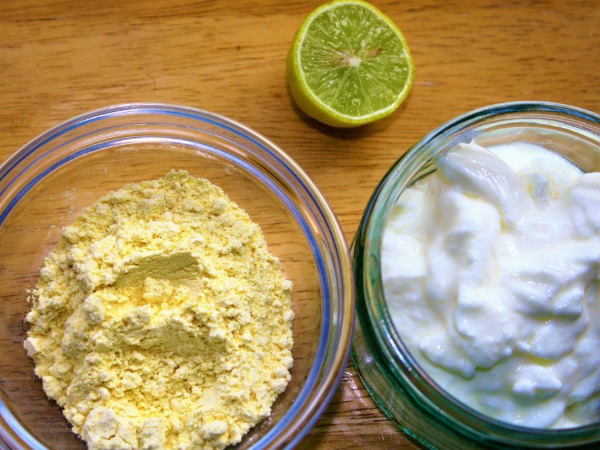 बेसन और दही 