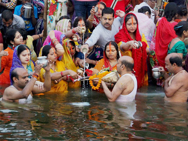 छठ पूजा के दौरान लगाया जाता है लंबा पीला सिंदूर 