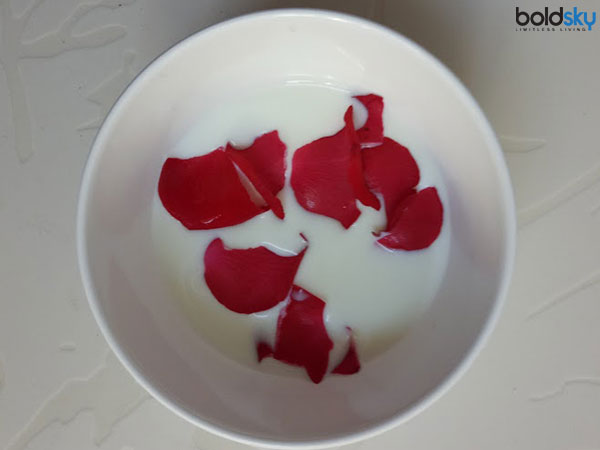 केला, दूध और गुलाब की पंखुड़ियों का फेस पैक