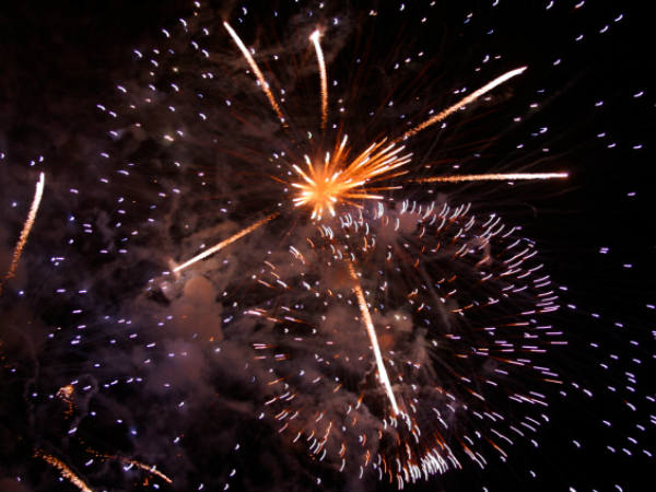 पटाखों से बनाएं दूरी 