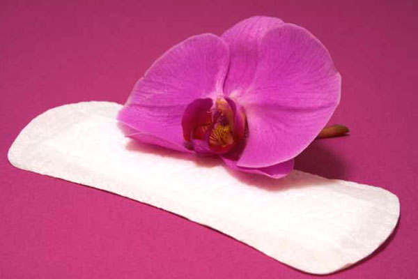 कॉटन वाले पैड का इस्‍तेमाल करें 