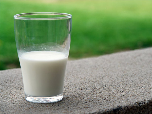 कच्‍चे दूध के साथ 