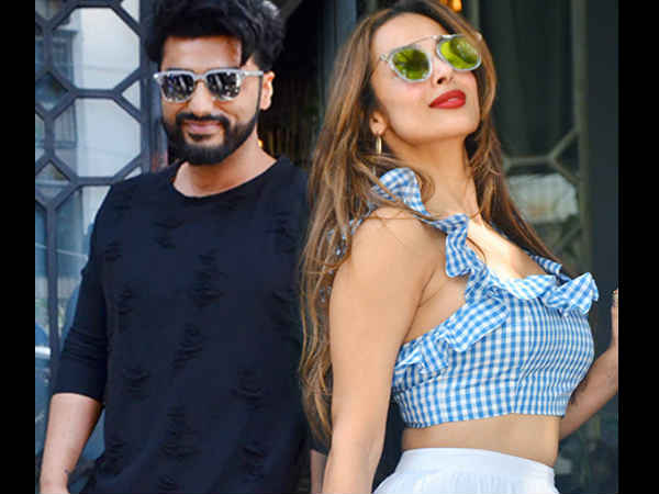 8. वो दूसरी लड़कियों के साथ करता है फ़्लर्ट 