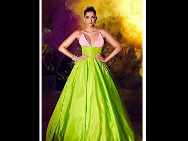  Janhvi, Sonam Kapoor Make Heads Turn in Swarovski & Taffeta Gowns at Hello Hall of Fame Awards