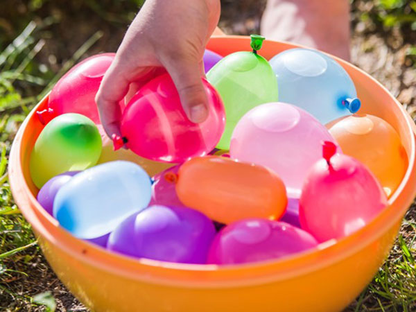 पानी भरे गुब्‍बारों से दूर रखें 