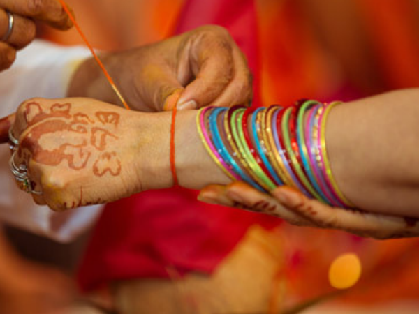 किस हाथ में बांधे कलावा