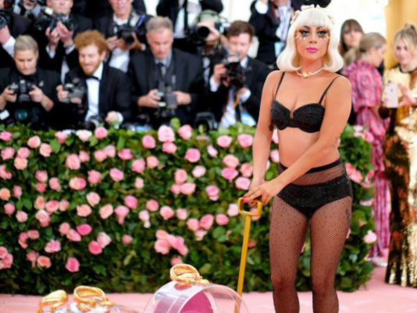 Lady Gaga changes Four Dresses in front of photographers at Met Gala 2019