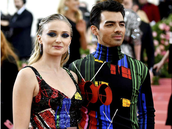 मैचिंग आउटफिट्स में द‍िखे सोफी टर्नर और जो जोनस 