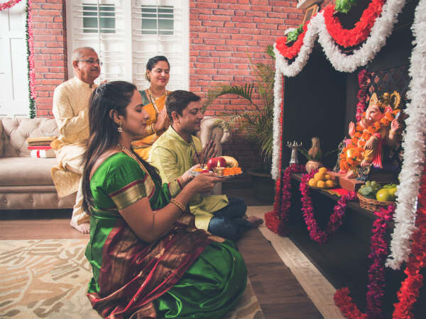 लाल कपड़े की पोटली में रखें