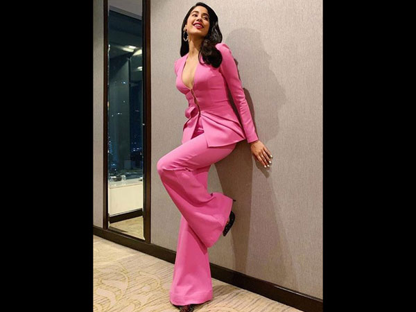  Janhvi Kapoor steals the limelight in a pink pantsuit at Grazia Millennial Awards 2019