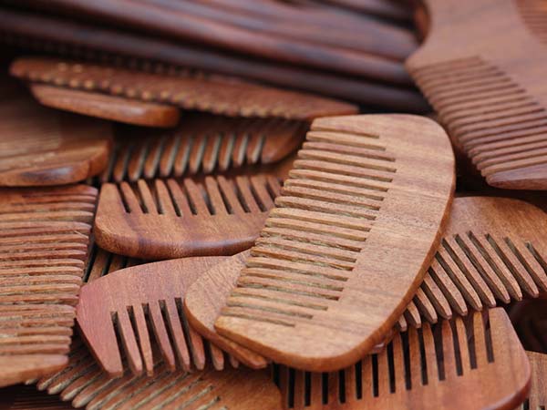 Can a hair comb help manage labor pain