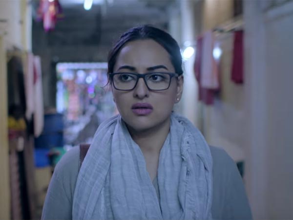 5. आपके सामने करता है दूसरी महिलाओं की बातें 