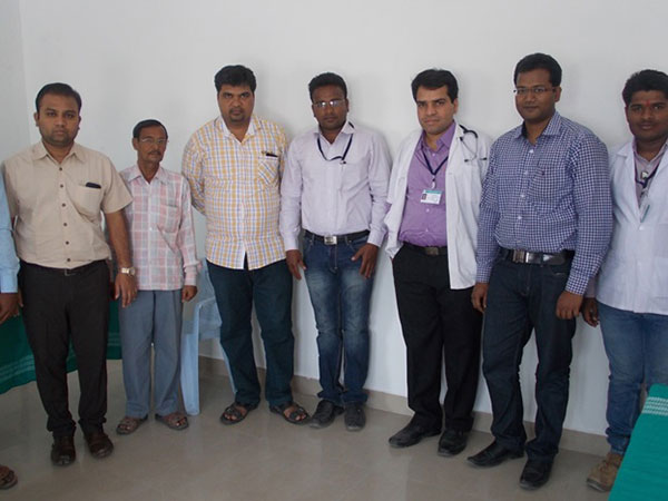  अपनी टीम के साथ गांव-गांव घूमकर कर रहे है मदद 