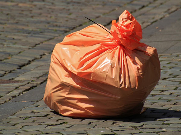 कूड़ा डालने के लिए प्लास्टिक थैलों का न करें इस्तेमाल