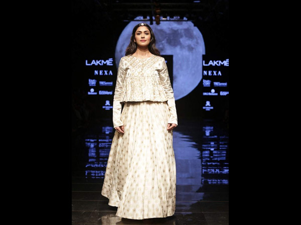  मृणाल ठाकुर 