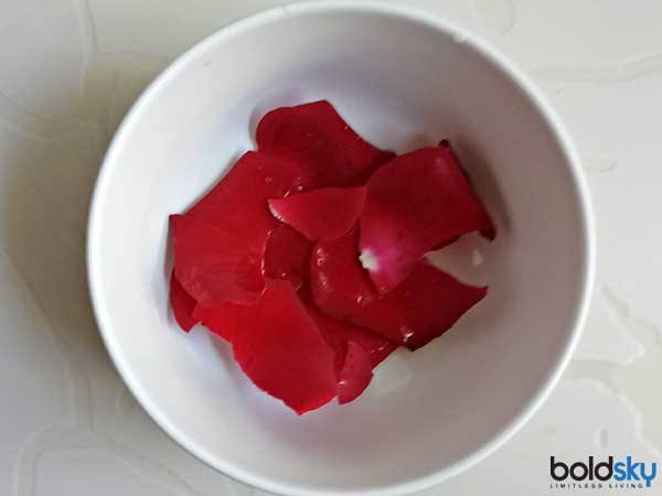 गुलाब की पंखुड़ियां