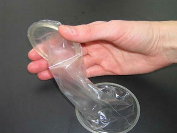 उंगुली से न‍िकालने की कोशिश करें