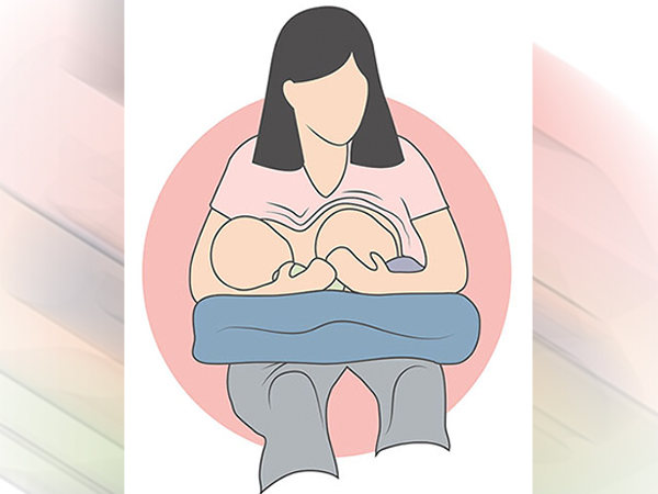 जुड़वा बच्‍चों को ब्रेस्‍टफीड करवाने के बेस्‍ट पोज‍िशन