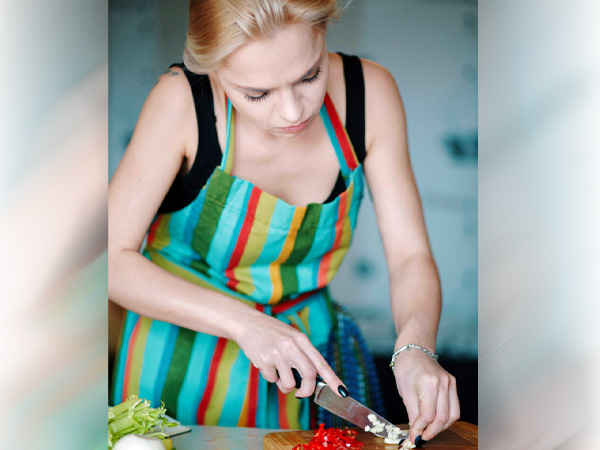 पानी में प्याज को भिगोएं: