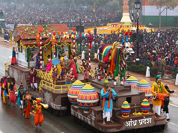 5 किमी की रफ्तार से चलती है झांकियां 5 किमी की रफ्तार से चलती है झांकियां
