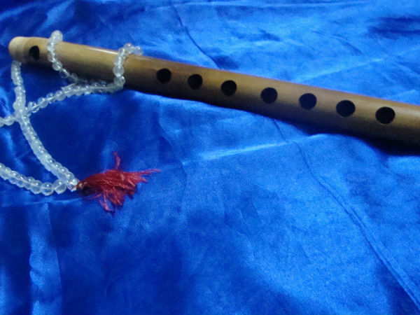 चढ़ाएं बांसुरी