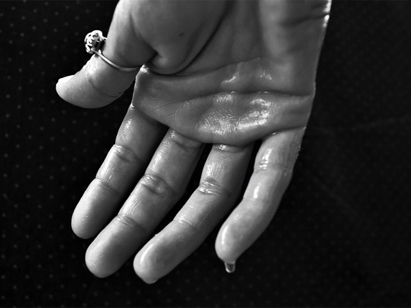 एंटी-बैक्‍टीरि‍यल लिक्विड बूंदे डालें