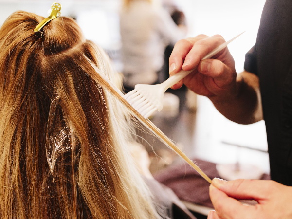 हेयर हाइलाइट्स के बाद भी बाल को नहीं होगा नुकसान