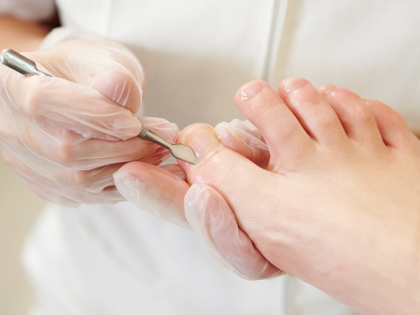 पेडीक्योर के दौरान नाखूनों की सफाई