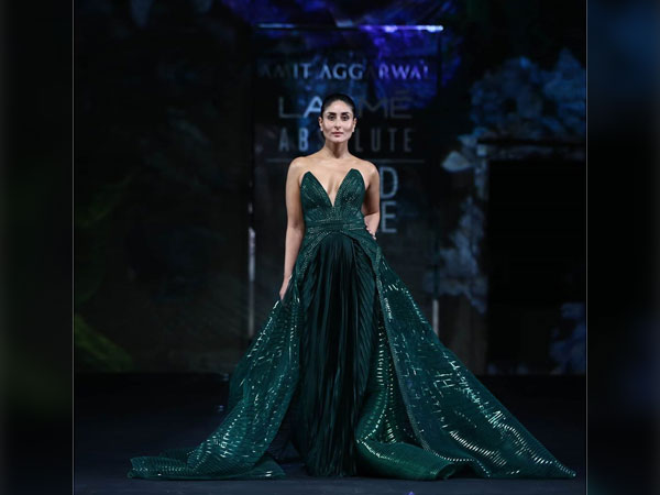 Kareena Kapoor was a picture of grace at the Lakme Fashion Week Grand Finale 