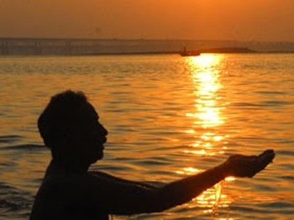 भगवान सूर्य को चढ़ाएं जल भगवान सूर्य को चढ़ाएं जल