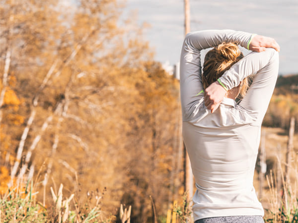 क्रॉस-बॉडी शोल्डर स्ट्रेच