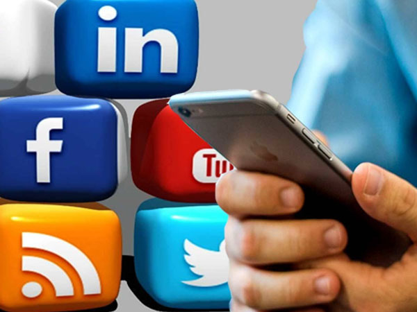 सोशल मीडिया और फोन से लोगों के संपर्क में रहें