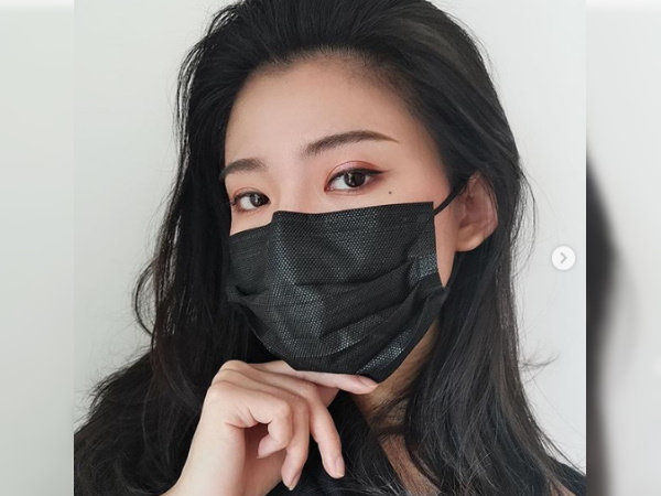 कोरोना वायरस में लोग इस तरह लगा रहे ब्लशर