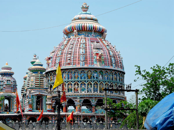 इस मंदिर के गर्भगृह में है मां की सोलहभुजी प्रतिमा