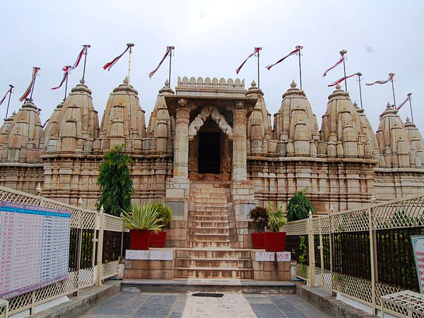 इस मंदिर में हैं दो पुजारी 