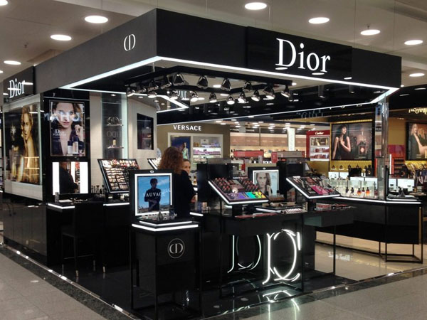 ब्रांड की रिटेल शॉप से शॉपिंग