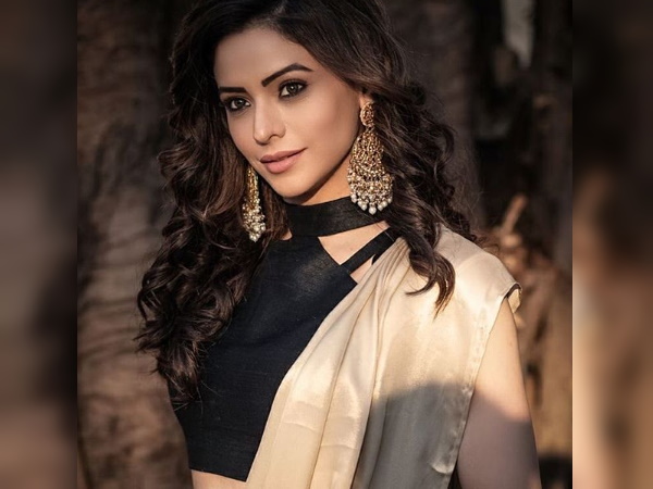 आमना शरीफ कोमोलिका मेकअप