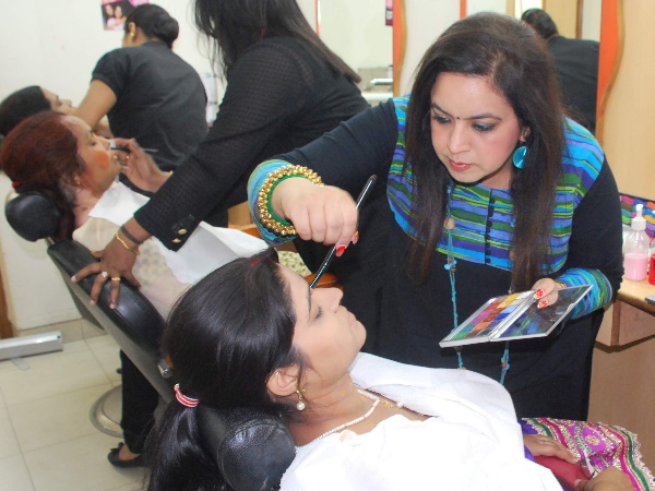 पार्लर जानें से बचें