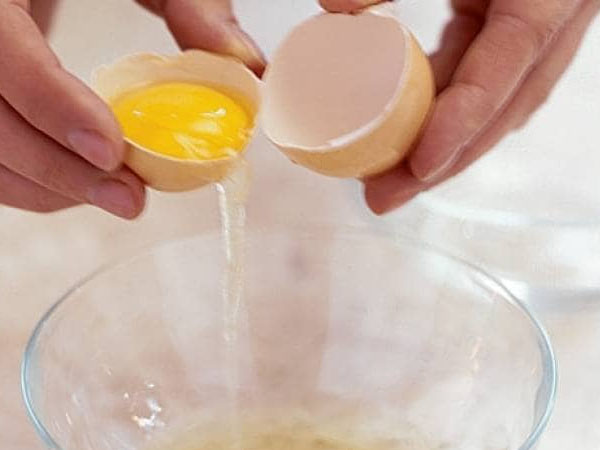 अंडे का सफेद हिस्सा और चीनी अंडे का सफेद हिस्सा और चीनी