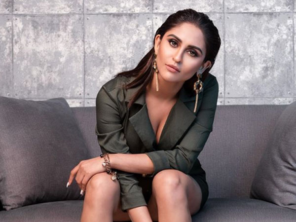 स्मोकि आई मेकअप विद न्यूड लिपस्टिक 