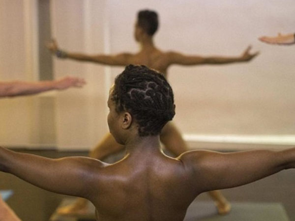 न्यूड योगा स्टूडियो