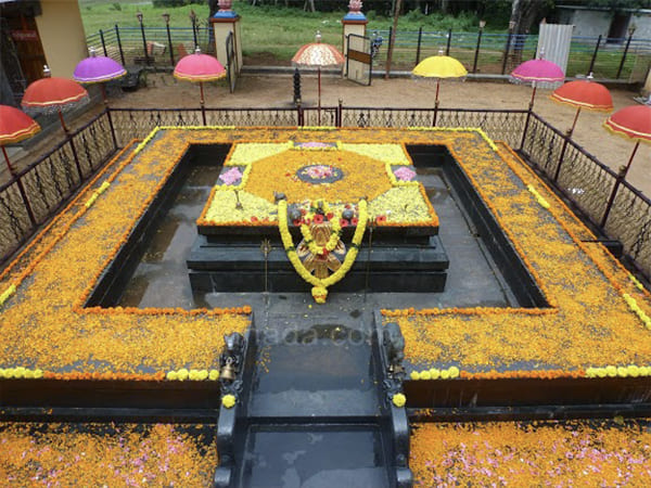 बू़ढ़ी गंगा के पास है कर्ण मंदिर