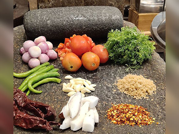  सिल बट्टे पर चटनी बनाना